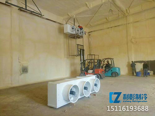 噴涂冷庫(kù)施工現(xiàn)場(chǎng)