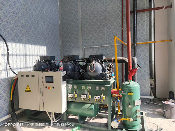 并聯(lián)螺桿制冷機組